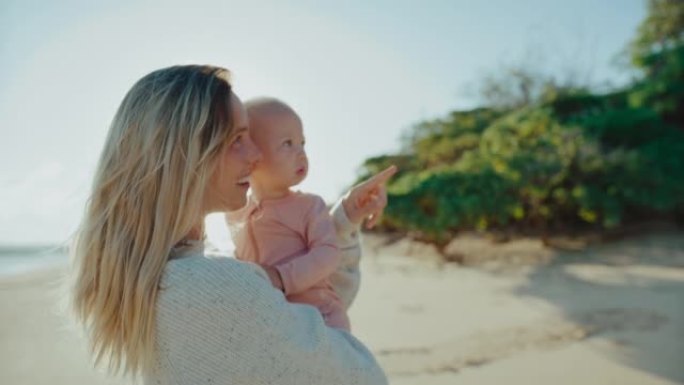 母亲和年幼的婴儿沙滩大海自然