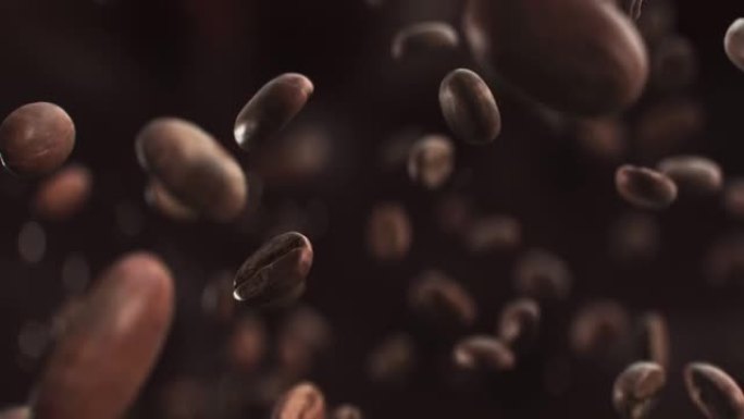 咖啡豆在4k中以超慢动作跳跃