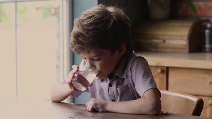 口渴的小可爱口渴的小男孩喝水。