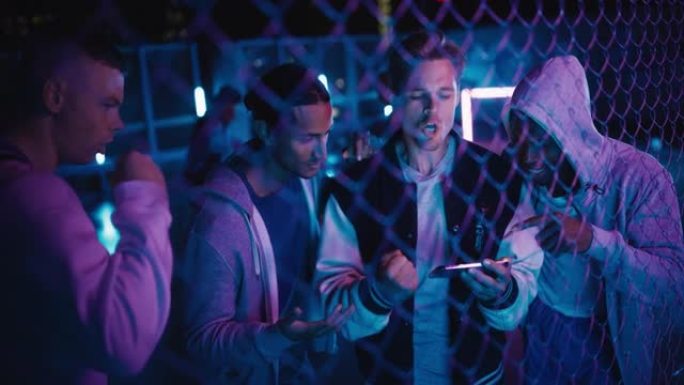 一群年轻的多元化男子在智能手机设备上观看体育比赛，为他们最喜欢的球队欢呼。庆祝进球、下注或彩票中奖。