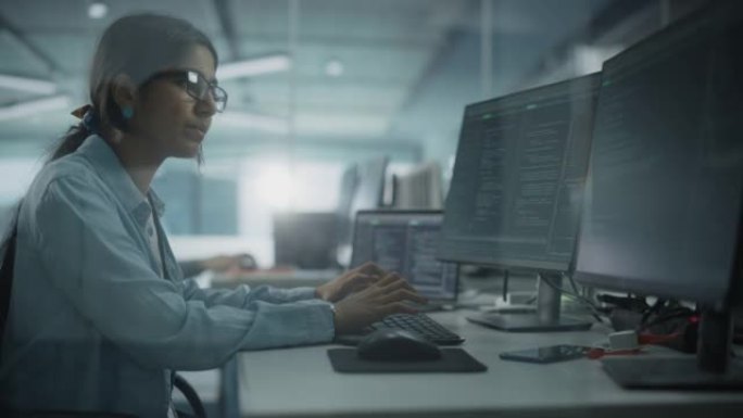 多元化的办公室: 热情的印度IT程序员在台式计算机上工作。创造创新软件的女性专家。工程师开发应用程序