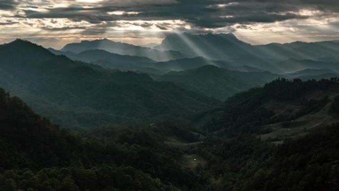 日出在山脉景观上的空中超流