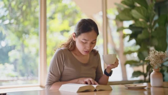 女人看书并在放松时间喝咖啡