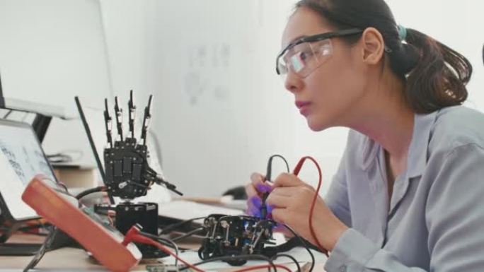 电子工程师与机器人，焊线和电路一起工作。计算机科学研究实验室，专家工作