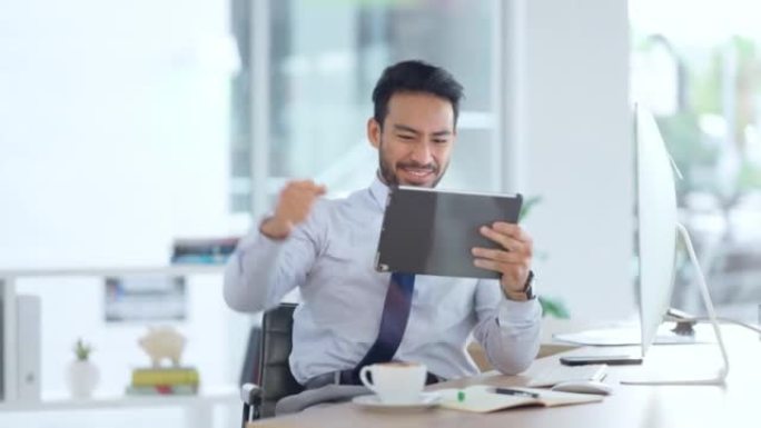成功的商人在办公室的数字平板电脑上阅读好评时，欢呼雀跃。快乐和兴奋的交易者通过在线毕业和幸运交易庆祝