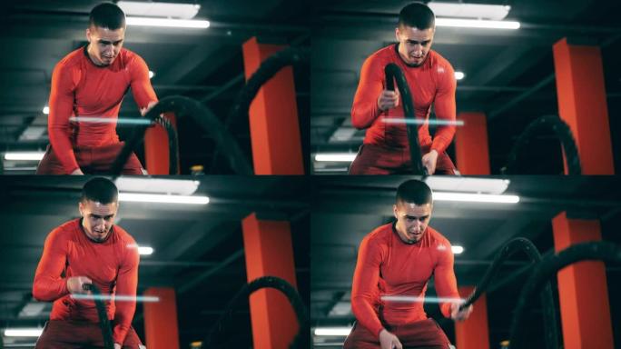 在交叉训练锻炼中，一个人举起绳索。