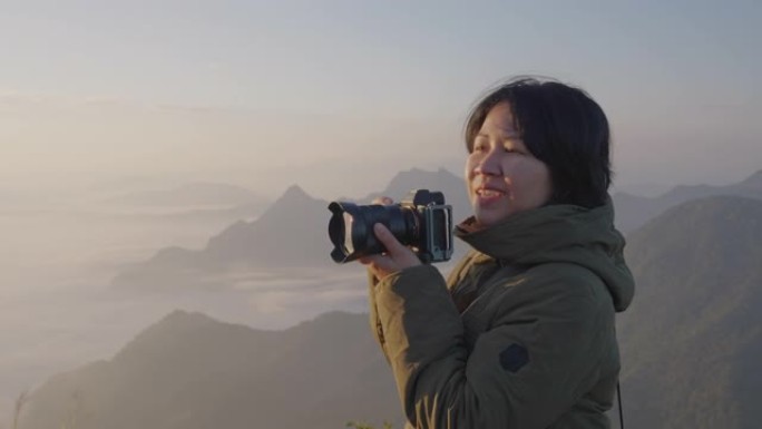 女性背包客无忧无虑地在摄影之旅中捕捉迷雾山的图像。