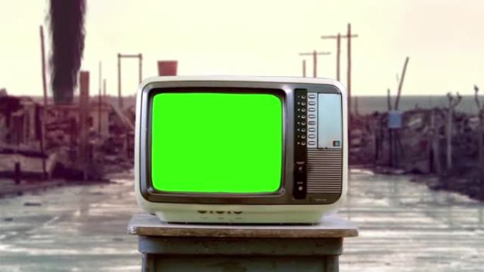 在一个废墟城市的街道上，带有爆炸的绿色屏幕的旧电视机。4k分辨率。