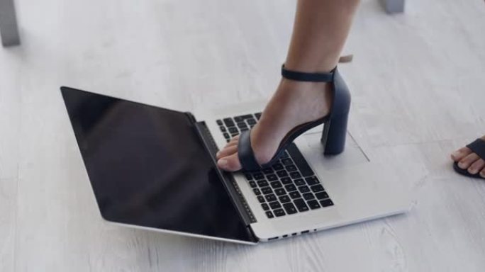 一名妇女在办公室砸笔记本电脑的4k录像