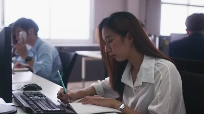 亚洲商业导师领导帮助指导年轻女性