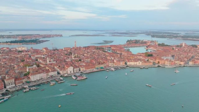 意大利日落时威尼斯城市天际线的鸟瞰图。旅游景点。