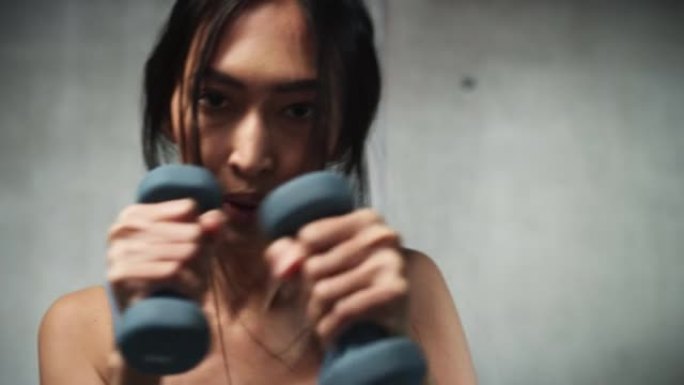 在线锻炼服务: 强大的亚洲女性训练，哑铃练习，太极拳，与假想敌战斗，真正的不公正，偏见。充满活力的电