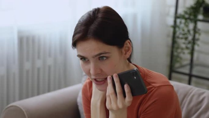 女性在智能手机上愉快交谈使用免提电话