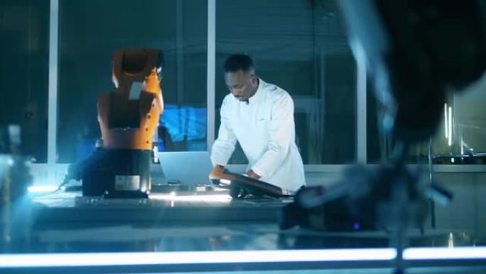 非洲科学家在机器人实验室工作