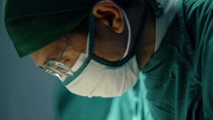 外科医生团队正在手术室挽救病人的生命。