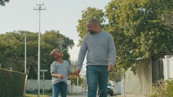 一个英俊的成熟男人和他的儿子在外面手拉手散步的4k视频片段