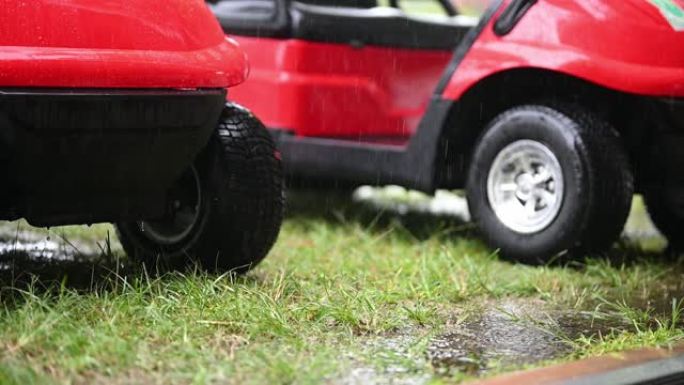 马六甲雨天球场上的高尔夫球车