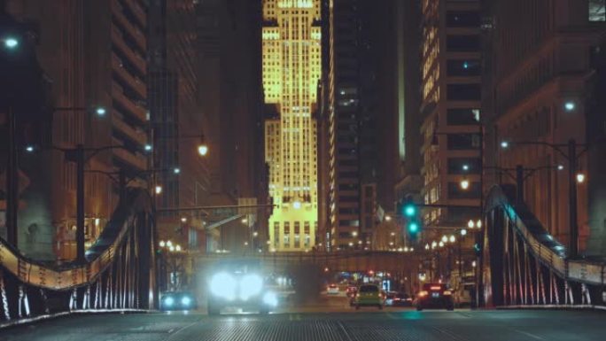 芝加哥街桥，夜间在芝加哥市中心的现代建筑之间通行