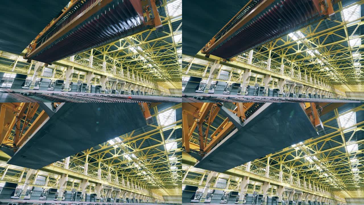 工业装载机重新定位从下方拍摄的金属