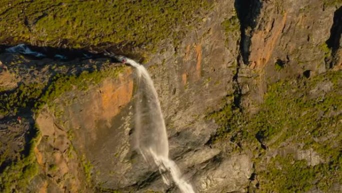 壮观的鸟瞰图观光者站立并欣赏壮丽的美丽的图格拉瀑布，世界第二高的瀑布，南非夸祖鲁-纳塔的德拉肯斯堡