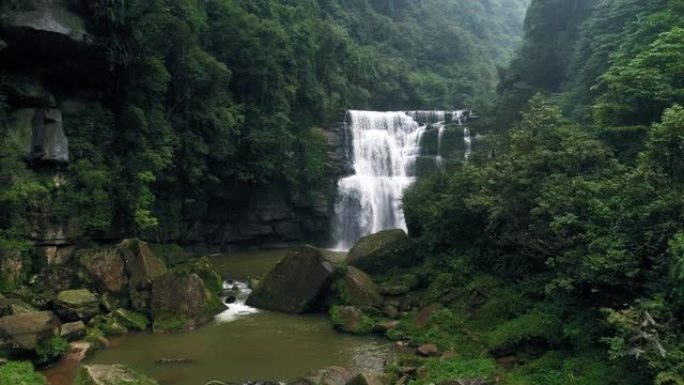 空中瀑布景观背景高山流水绿水青山山崖