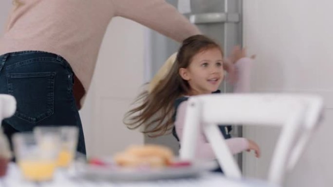 快乐的家庭在厨房跳舞孩子们玩得开心和父母一起跳舞，享受激动人心的周末在家4k镜头