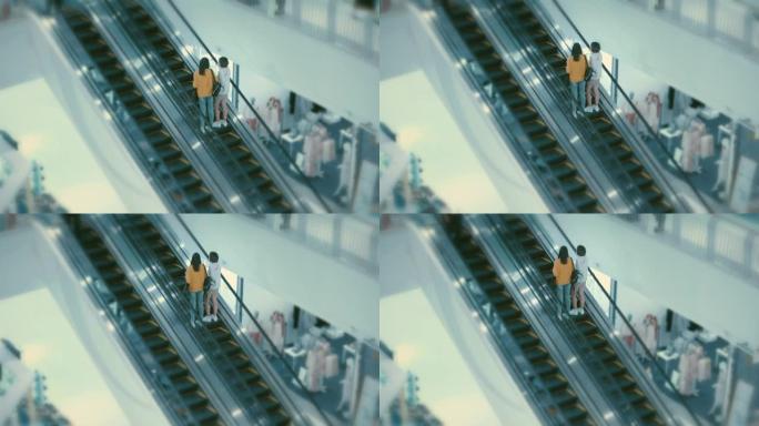 购物中心自动扶梯上亚洲女性的高角度视图
