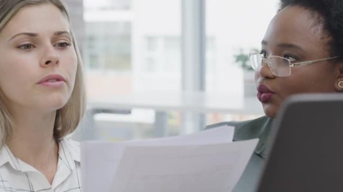 4k视频片段，两名年轻女子在现代办公室讨论工作中的工人事务
