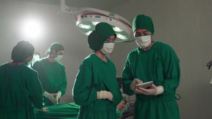 医生在医院手术室讨论和使用数字平板电脑