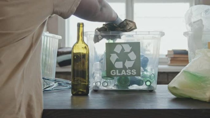 玻璃回收容器整理收拢再利用