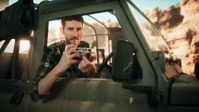 沙漠之旅: 使用相机拍摄专业旅行摄影师的肖像，通过汽车的侧窗拍照。越野越野车穿越岩石峡谷。记录惊人的