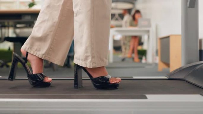 脚，步行和跑步机与一个女商人在她的办公室的休息室，以锻炼或行动。健身、健康或公司，女性员工穿着高跟鞋