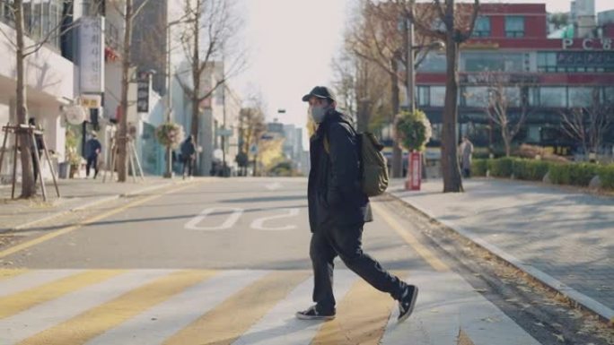 韩国首尔的男性游客过马路。