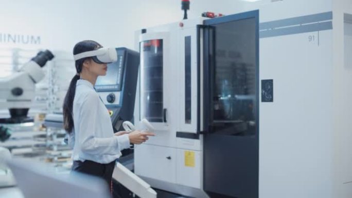专业研发专家戴着虚拟现实耳机，在工厂操作重工业机器。技术人员用VR技术配置工业机械。