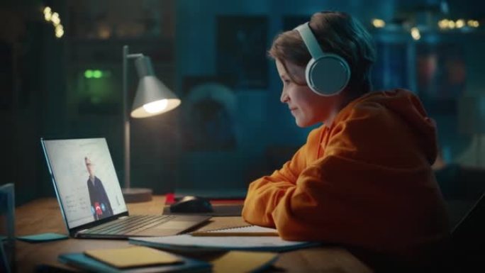 戴着耳机的聪明小男孩在网上上课，男老师在笔记本电脑上讲课。快乐的青少年学习学校作业。远程学习概念