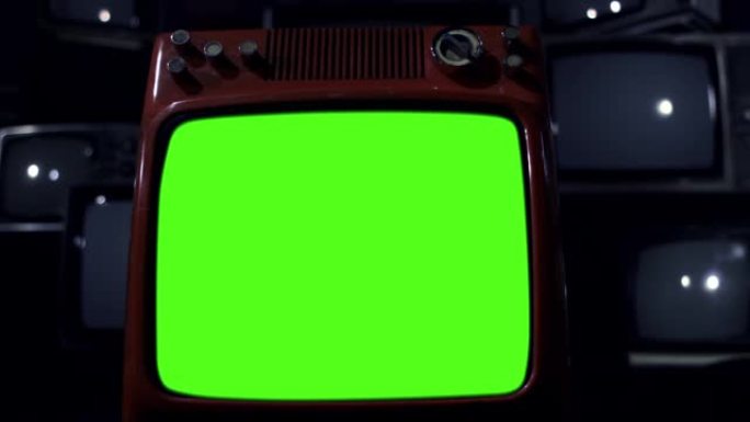 复古电视在许多复古电视中打开和关闭绿色屏幕。多莉进来了。深蓝色调。4k分辨率。
