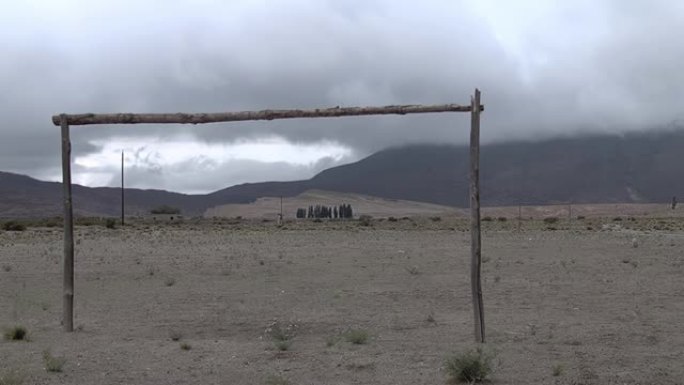 阿根廷卡塔马卡省Las Cuevas一所乡村学校的田野中，由树干制成的乡村足球门柱。