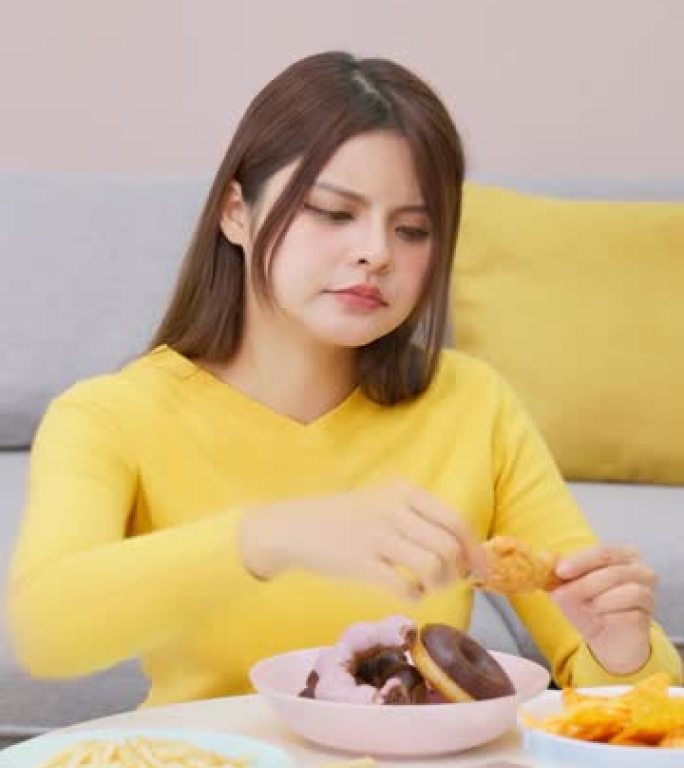 亚洲女孩暴饮暴食