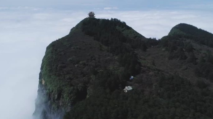 云层上方山顶的寺庙