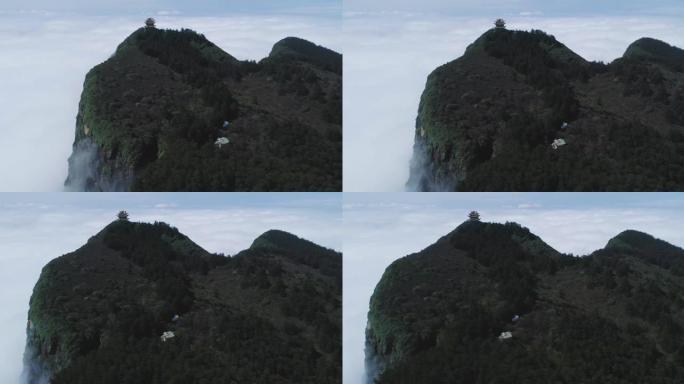 云层上方山顶的寺庙