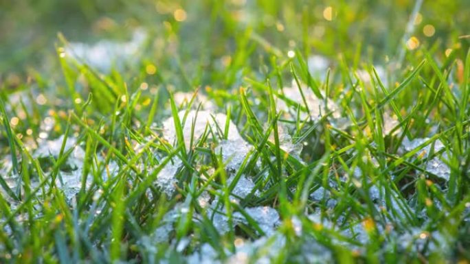 春季草地上积雪融化的时间流逝