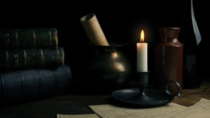 桌子上的书籍和蜡烛的历史场景