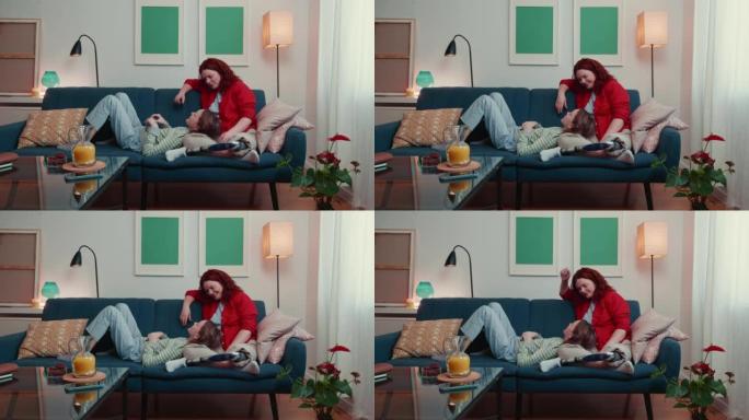 快乐美丽宁静的35-40残疾母亲，用仿生假肢说话，在沙发上与十几岁的女儿联系在一起。