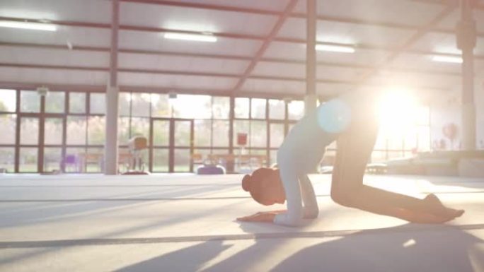 体操，锻炼和锻炼，女子体操运动员独自在健身房或工作室地板上训练。健身，运动和健康，年轻的女运动员为表