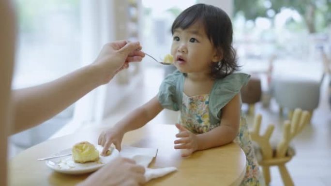 亚洲幼童拒绝进食并走开。