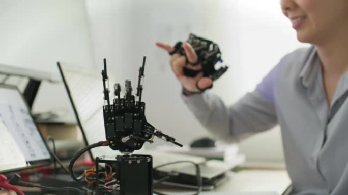 机器人手运动研究实验室的开发工程师
