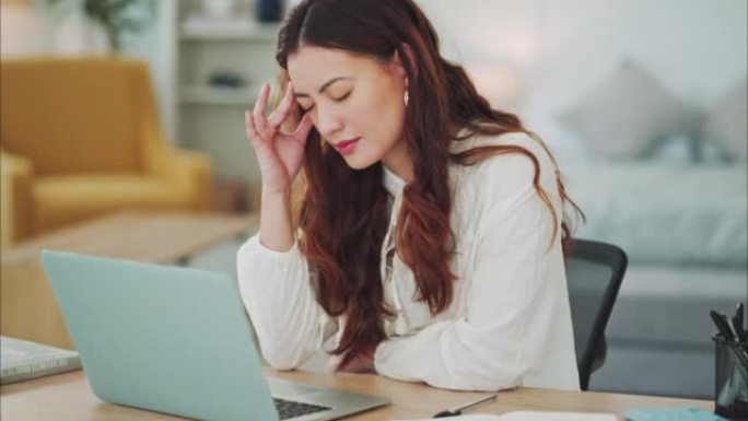 压力，头痛和焦虑的女人在客厅工作时用笔记本电脑。审计，家庭财务和债务，过度劳累的女士，在线税务报告，
