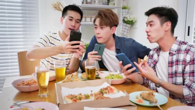 使用智能手机享受食物的朋友