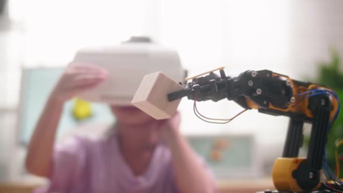 青少年在高中上机器人课。