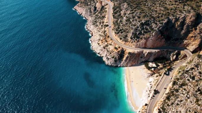 无人机视频的美丽的海滩在山上从上面。土耳其卡普塔斯海滩
